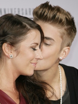 Justin Bieber Kisses Mom