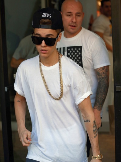 Justin-bieber-strutting_2